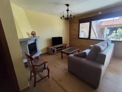Una televisión o centro de entretenimiento en Cumbres y Costumbres de Gredos