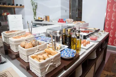 Comida en o cerca de este hotel