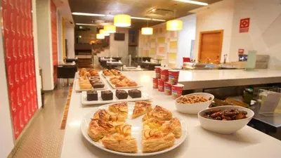 Comida en o cerca de este hotel