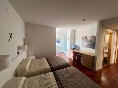 Una televisión o centro de entretenimiento en Espacio San Juan de la Cruz