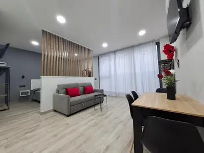 Una televisión o centro de entretenimiento en Medea Suites Apartamentos