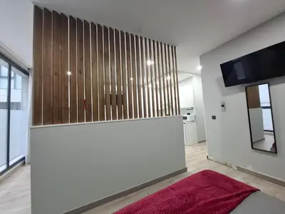 Una televisión o centro de entretenimiento en Medea Suites Apartamentos