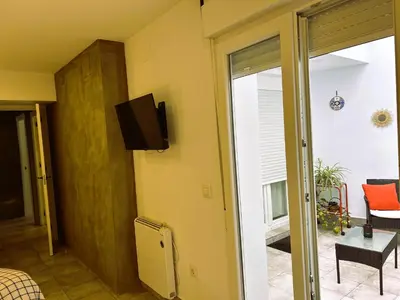 Una televisión o centro de entretenimiento en Ohana Raiz Casa con Patio Parking Gratuito y Exclusivo