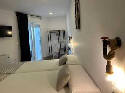 Una televisión o centro de entretenimiento en Ohana Raiz Casa con Patio Parking Gratuito y Exclusivo