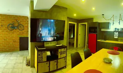 Una televisión o centro de entretenimiento en Ohana Raiz Casa con Patio Parking Gratuito y Exclusivo