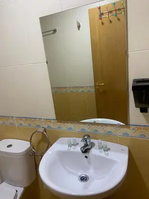 Un baño de REMANAL Residencia