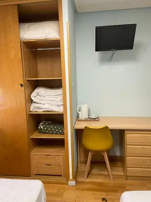 Una televisión o centro de entretenimiento en REMANAL Residencia
