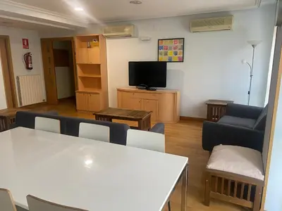 Una televisión o centro de entretenimiento en REMANAL Residencia