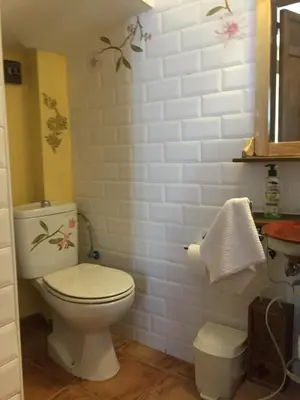 Un baño de LAS CUATRO CALLES Bis
