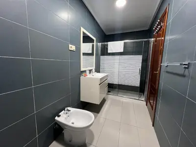 Un baño de El Mirador de Cabezuela, apartamento con vistas al Valle del Jerte