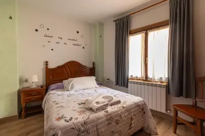 Cama o camas de una habitación en Hostal La Balsá