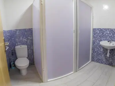 Un baño de AlbergueRojoPlata