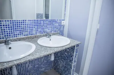 Un baño de AlbergueRojoPlata