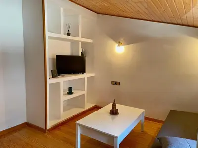 Una televisión o centro de entretenimiento en Apartamentos Pico Almanzor