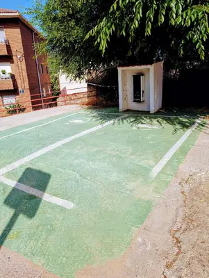 Instalaciones para jugar a tenis o squash en la erilla vieja o alrededores