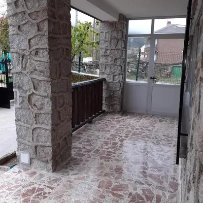 Un balcón o terraza de la erilla vieja