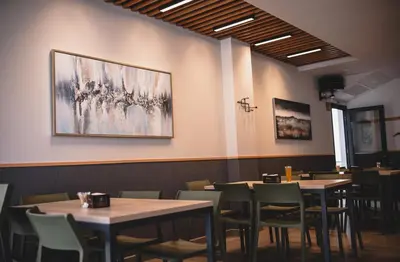 Un restaurante o sitio para comer en Apartamentos Turísticos Capitán Orellana