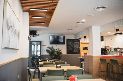 Una televisión o centro de entretenimiento en Apartamentos Turísticos Capitán Orellana