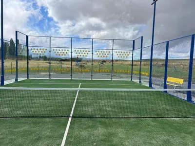 Instalaciones para jugar a tenis o squash en House in nature with a spa and large garden o alrededores