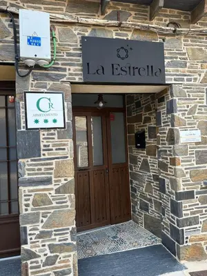 Certificado, premio, señal o documento que está expuesto en Apartamentos Rurales La Estrella