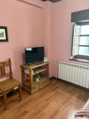 Una televisión o centro de entretenimiento en La Carbonería