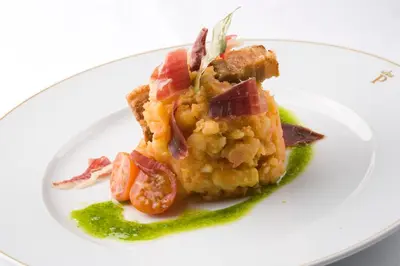 Comida en o cerca de este hotel
