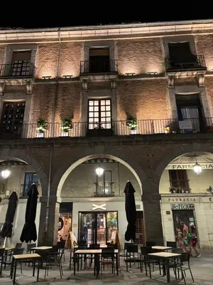 Un restaurante o sitio para comer en El Balcón del Mercado Chico