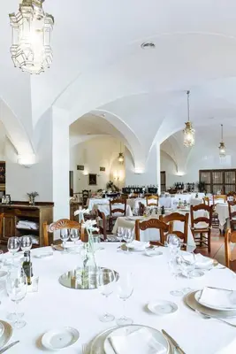 Un restaurante o sitio para comer en Parador de Mérida