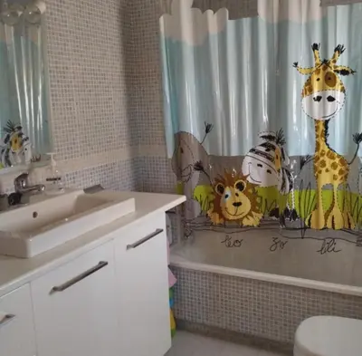 Un baño de Acogedora casa con jardín