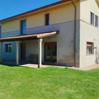 Acogedora casa con jardín