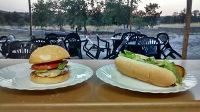Comida en o cerca de este camping