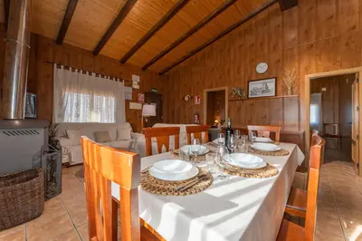 Una televisión o centro de entretenimiento en Cabaña pet-friendly con piscina y patio privado