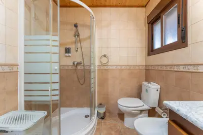 Un baño de Cabaña pet-friendly con piscina y patio privado