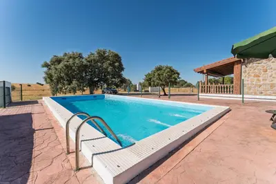 Piscina en o cerca de Cabaña pet-friendly con piscina y patio privado