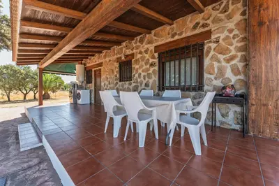 Un patio o zona al aire libre en Cabaña pet-friendly con piscina y patio privado