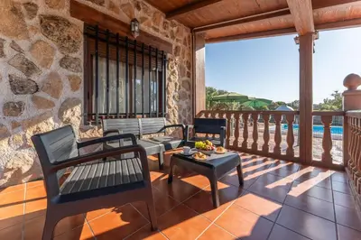 Un balcón o terraza de Cabaña pet-friendly con piscina y patio privado