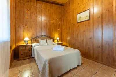 Cama o camas de una habitación en Cabaña pet-friendly con piscina y patio privado