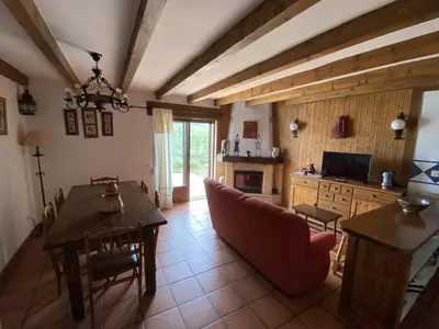 Una televisión o centro de entretenimiento en Casa Rural El Arroyo