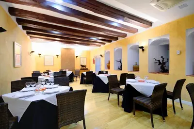 Un restaurante o sitio para comer en Hotel Ahc Palacio Coria