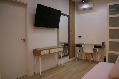 Una televisión o centro de entretenimiento en Suites Oeste