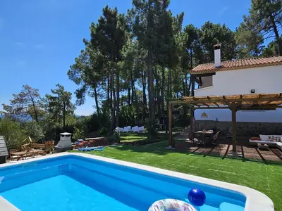 Piscina en o cerca de La Piñona - ACOGEDOR CHALET EN LAS ESTRIBACIONES DE LA SIERRA DE GREDOS - CASA PARA 6 PERSONAS CON PISCINA EN EL TIEMBLO ÁVILA