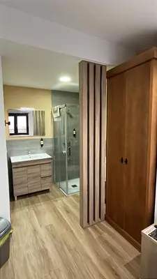 Un baño de MAR DE NUBES PIORNAL Habitación con baño Entre el valle del jerte y la vera