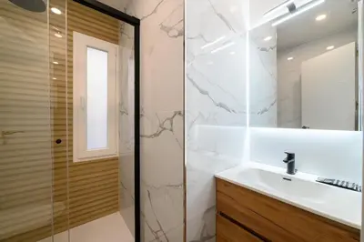 Un baño de APT-Inside the Wall-Family,Games,Relax,History