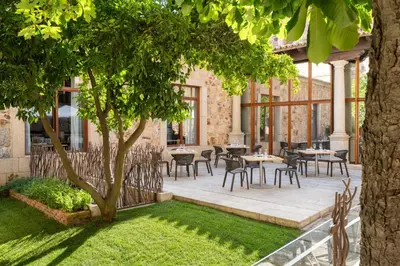 Jardín al aire libre en Parador de Caceres