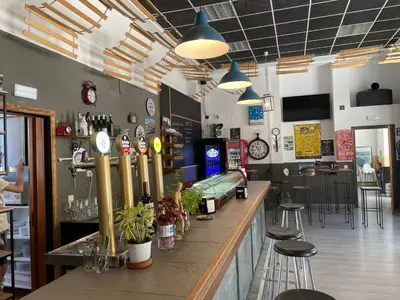 El salón o zona de bar de El Vagón Bar-Albergue Béjar