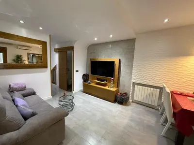 Una televisión o centro de entretenimiento en Apartamentos Nacho