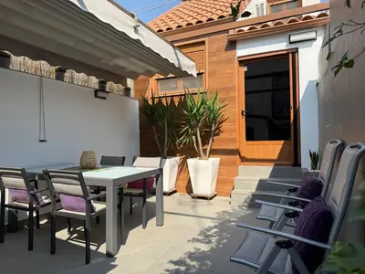 Un patio o zona al aire libre en Apartamentos Nacho