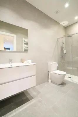 Un baño de AT Arriba 5 - Centro Universidad