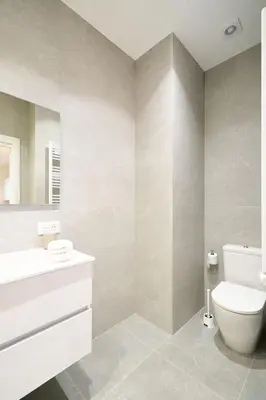 Un baño de AT Arriba 5 - Centro Universidad