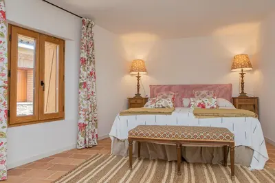 Cama o camas de una habitación en La Casa del Pasadizo elegante casona restaurada con piscina